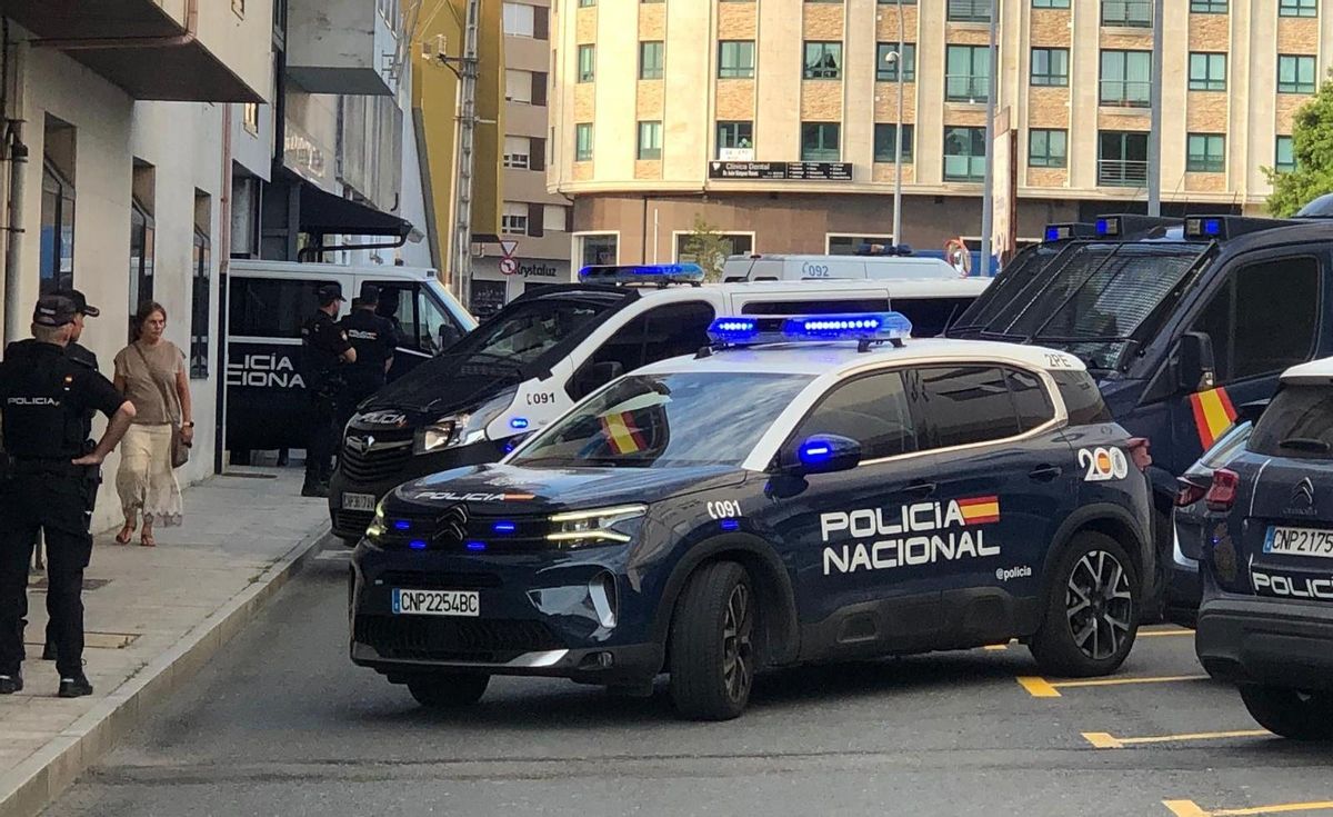 El amplio despliegue policial este viernes en el juzgado de Ribeira