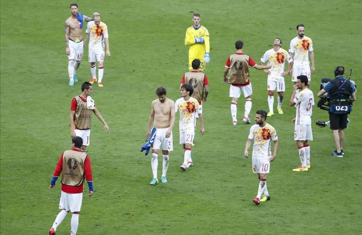 Los jugadores de la selección al final del partido frente a Italia.