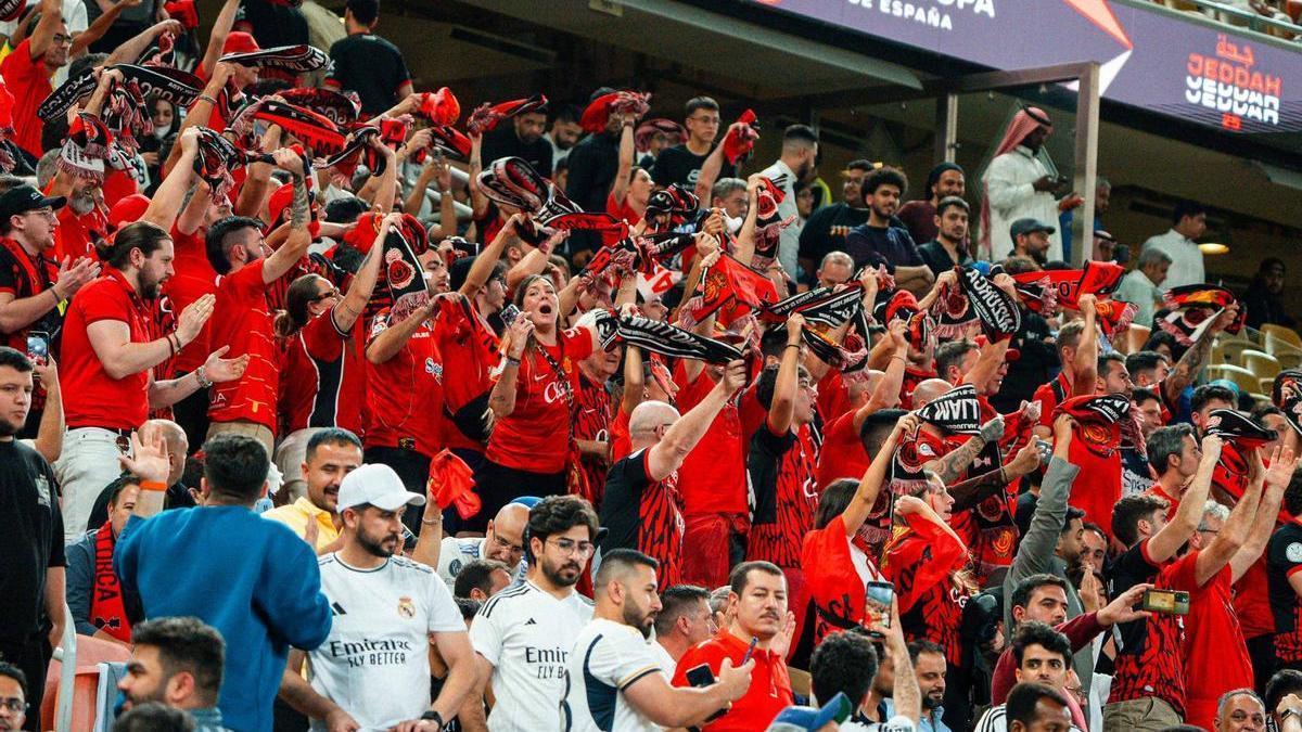 Aficionados del Mallorca durante la smeifinal de la Supercopa de España en Yeda.