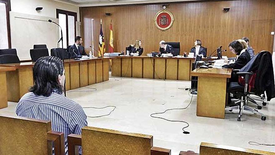 El acusado de abusos sexuales a su hijastra, ayer, en el banquillo de la Audiencia de Palma.