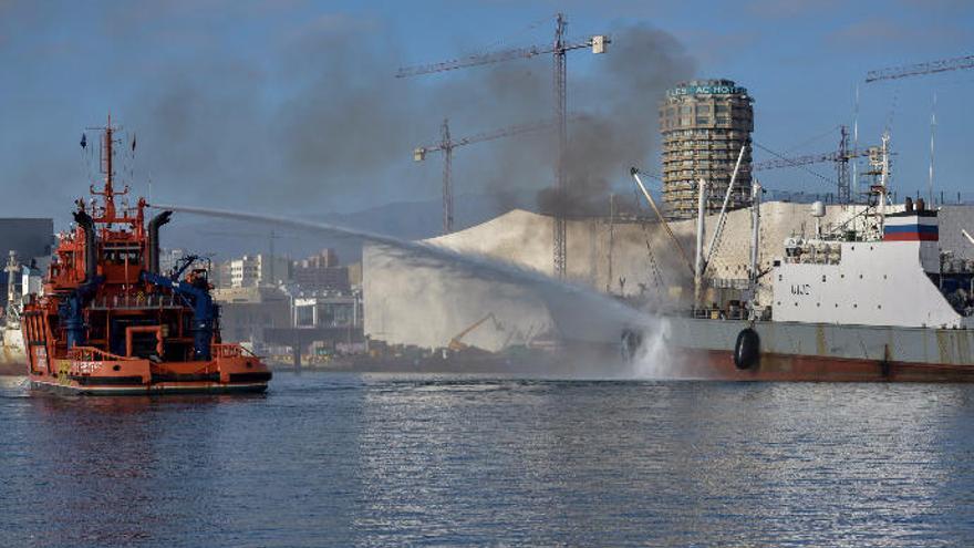 Los bomberos combaten el incendio del &#039;Fin Whale&#039;