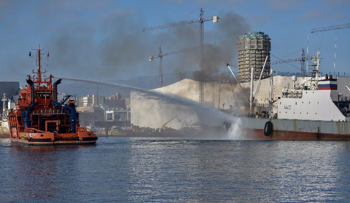 Los bomberos sofocan el incendio del ''Fin Whale''.