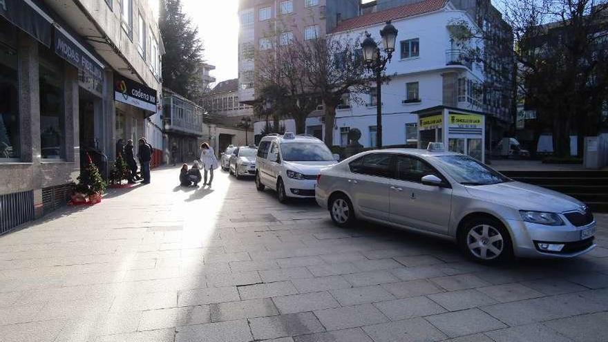 Los puestos de saldos ocuparán la calle de la antigua parada de taxis, en la Praza da Torre. // Bernabé/Gutier