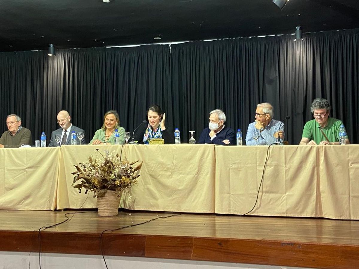 Elena Chaves, Ángeles Domínguez, Xosé María Mourelos, Emilio Pérez Touriño y otros invitados que hablaron sobre la vida "y obra" de Corbacho.