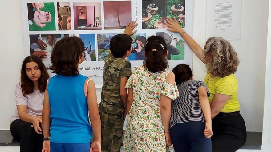 Divuit joves figuerencs treballen  la pròpia imatge amb la fotografia