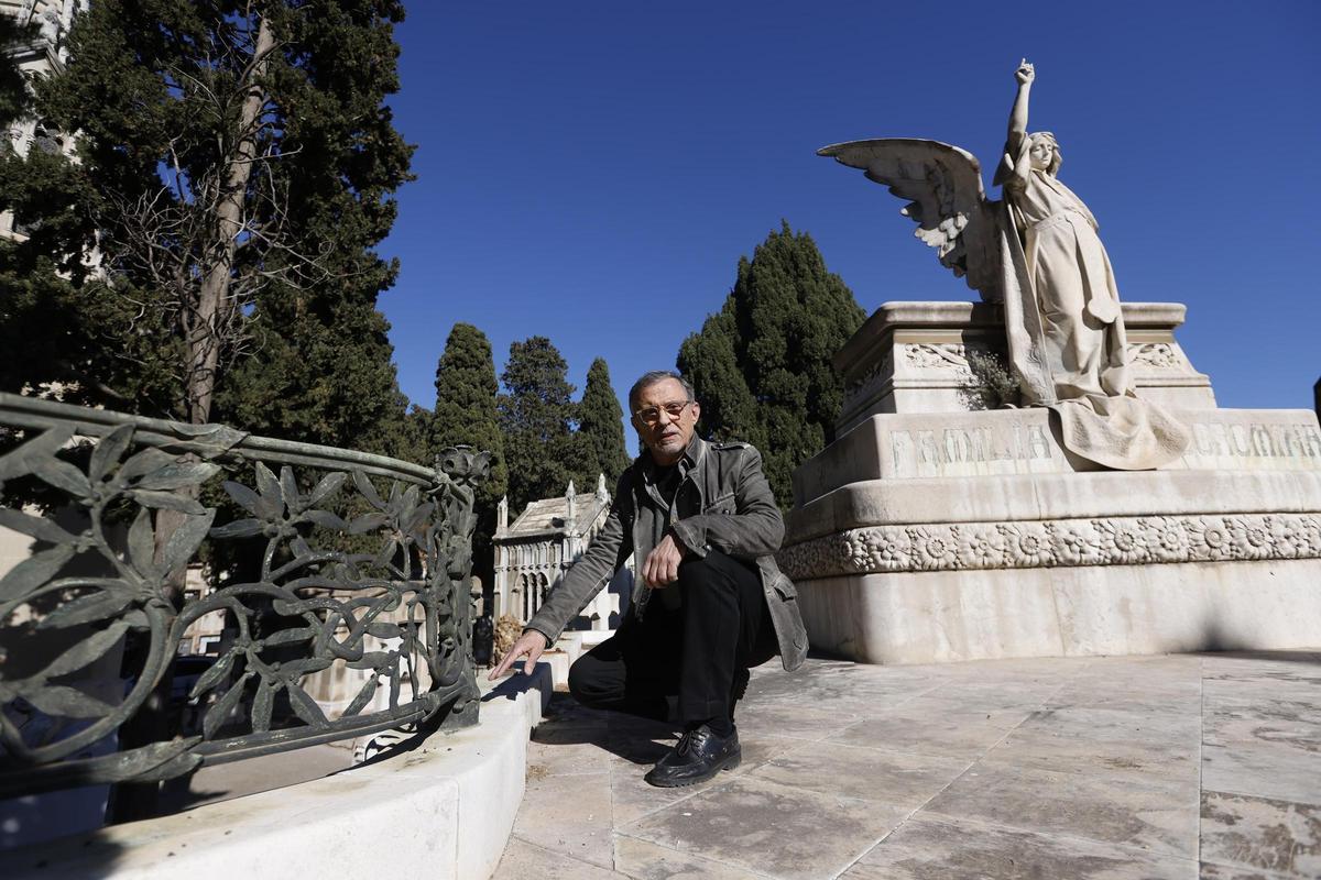 Albert Sáenz, junto a un tramo de valla conservado y el ángel del panteón Coromina, en el cementerio de Montjuïc, en Barcelona.