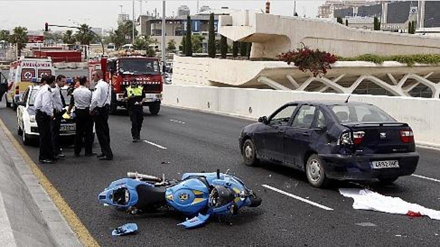 accidente mortal. Varios policías investigan las causas del accidente poco después de la colisión de la motocicleta contra el turismo parado en el puente.