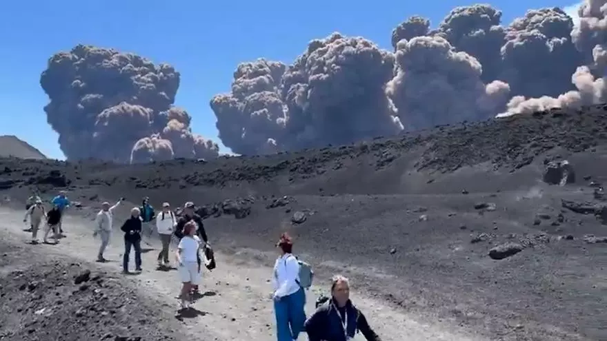 El volcán Etna entra en erupción por sorpresa y obliga a los turistas a huir corriendo en Sicilia