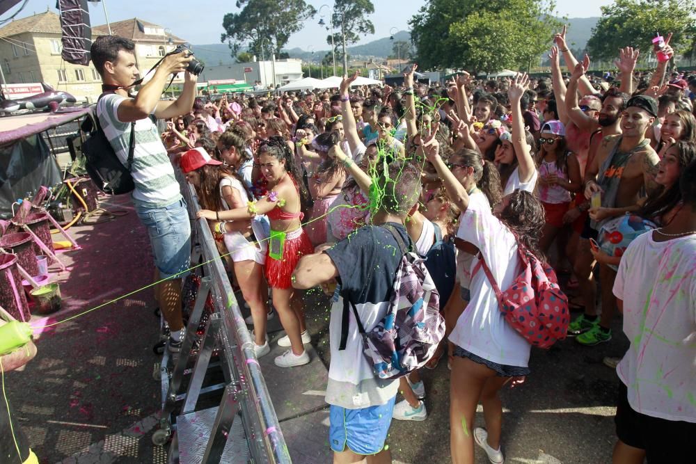 Más de 3.000 personas sufrieron los "cañonazos" de pintura líquida de todos los colores en la primera fiesta "Midnight Water Colour" de Galicia