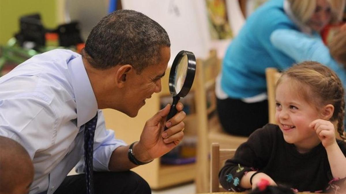 El presidente Obama bromea con una niña en un colegio en Decatur, Georgia (EEUU)