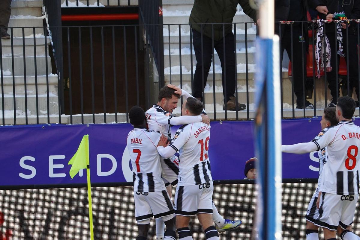 Los atacantes ‘orelluts’ Mabil y Jakobsen felicitan al extremo Pablo Santiago, que abrió el marcador en Andorra con su primer gol oficial con la elástica albinegra.