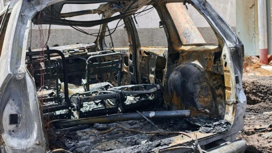 Arde un coche tras colisionar contra una nave contigua a un poste de alta tensión en Agüimes
