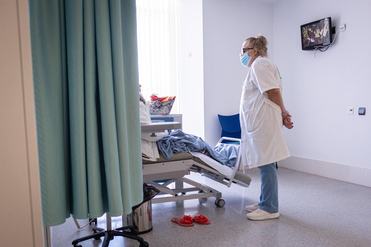 Voluntarios de la Asociación Española Contra el Cáncer en el Hospital Universitario de Canarias