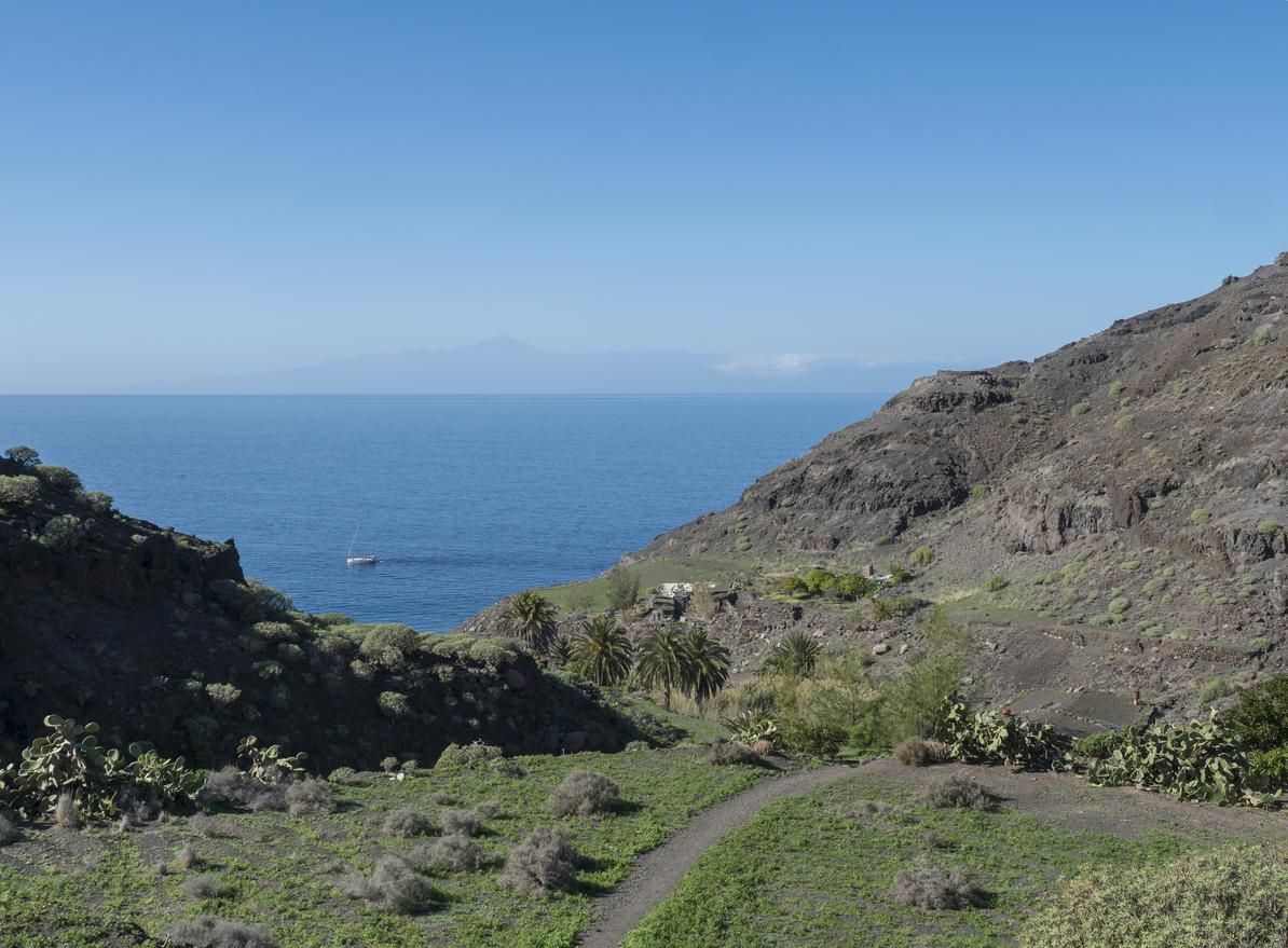 La ruta hacia la playa de Güigüí, con vistas al mar casi todo el recorrido