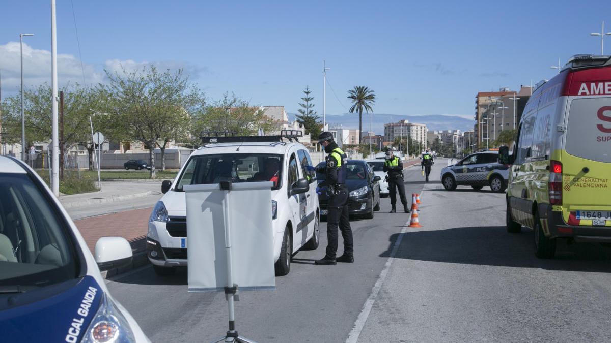 Uno de los controles llevados a cabo por la Policía Local de Gandia durante la Semana Santa