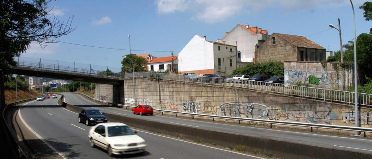 La autopista AP-9 a su paso por el barrio vigués de Teis // Marcos Canosa