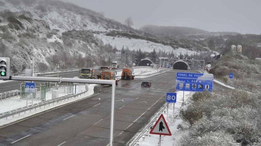 Maquinaria del Parque de Conservación de Carreteras ante los túneles de Padornelo.