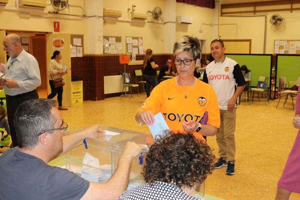 Votantes de Albal con camisetas del València CF.