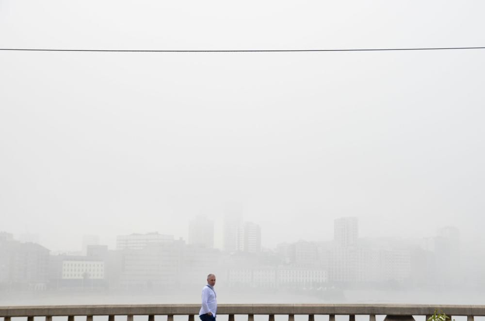 A Coruña, cubierta por la niebla