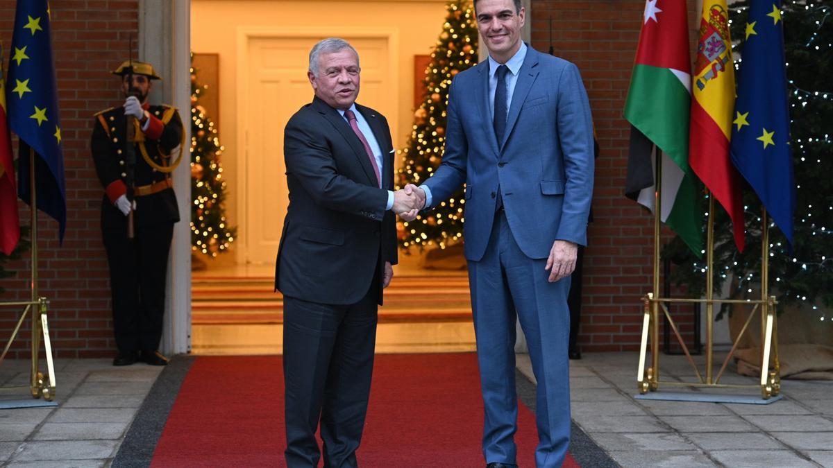 El presidente del Gobierno, Pedro Sánchez, recibe al rey Abdalá II de Jordania en el Palacio de la Moncloa