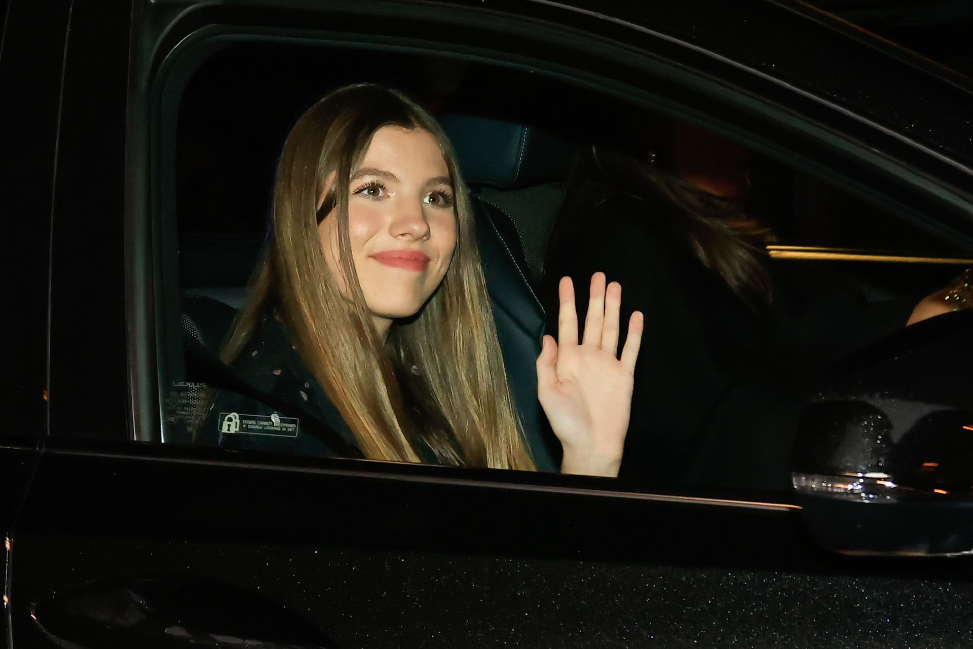 La infanta Sofía saluda desde el interior de su coche oficial