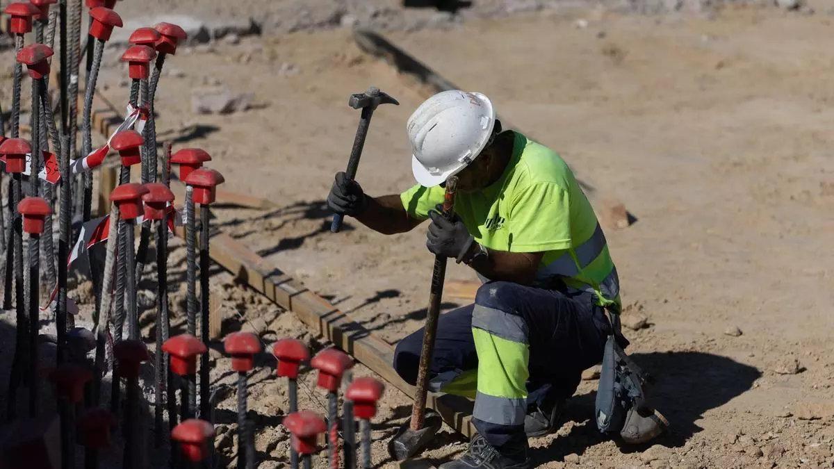 Un trabajador extranjero en una obra.