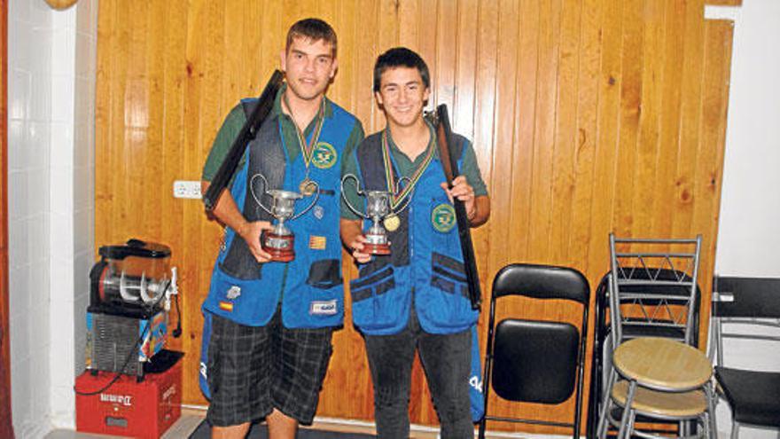 Joan Bestard y Jordi Llinàs posan con los trofeos conquistados.