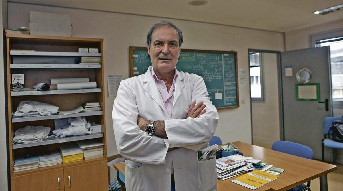 Francisco Valle, en la sala de reuniones del servicio de Urología.