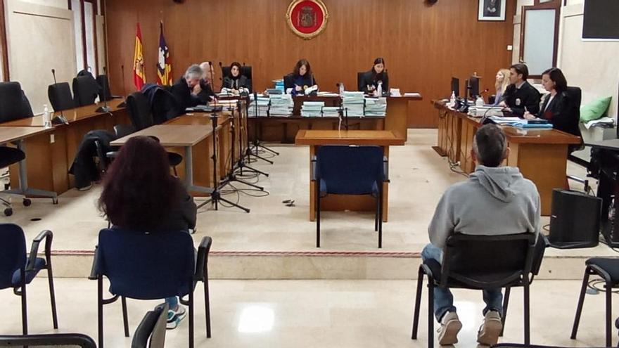 Los padres condenados, durante el juicio en la Audiencia Provincial de Palma.