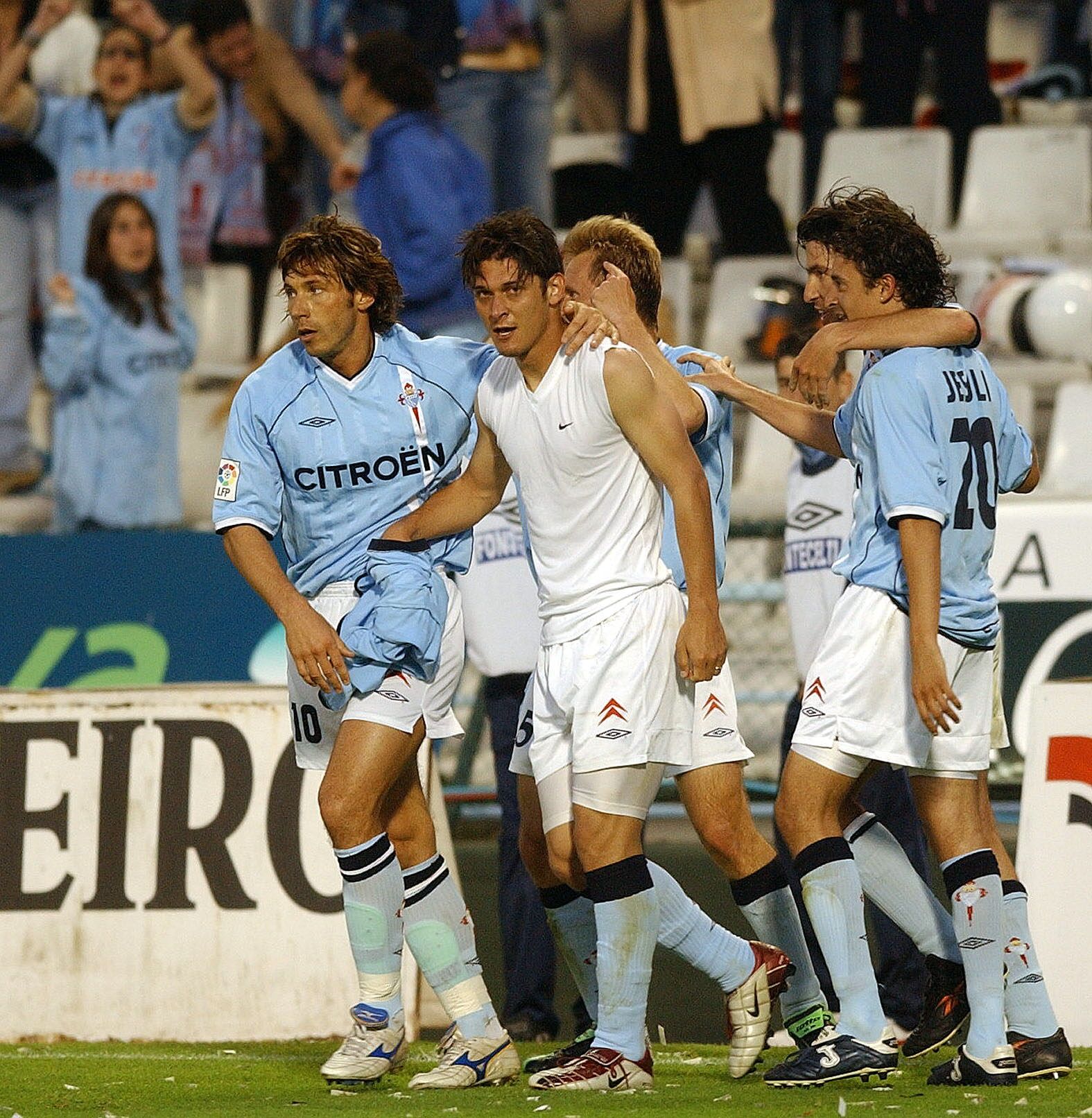 EDU 24-3-03 Cameselle Celebra con Mostovoi y Jesuli uno de sus dos goles en la victoria ante el Depor en Bala�dos.jpg