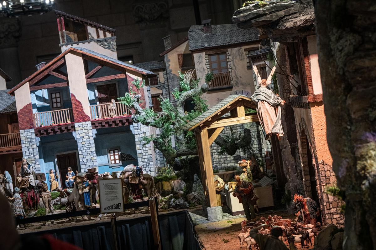 Barcelona estrena un belén tradicional más grande que nunca en la plaza Sant Jaume