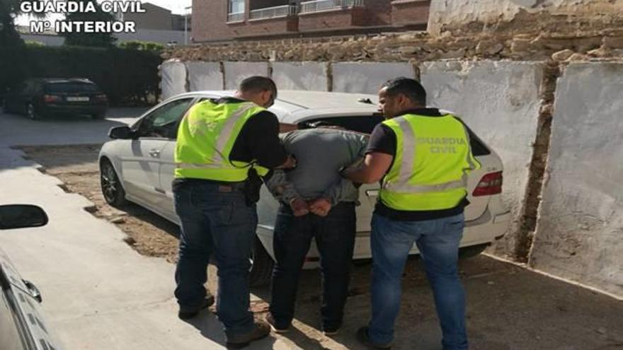 La Guardia Civil con uno de los dos detenidos y el coche robado que ha sido recuperado.