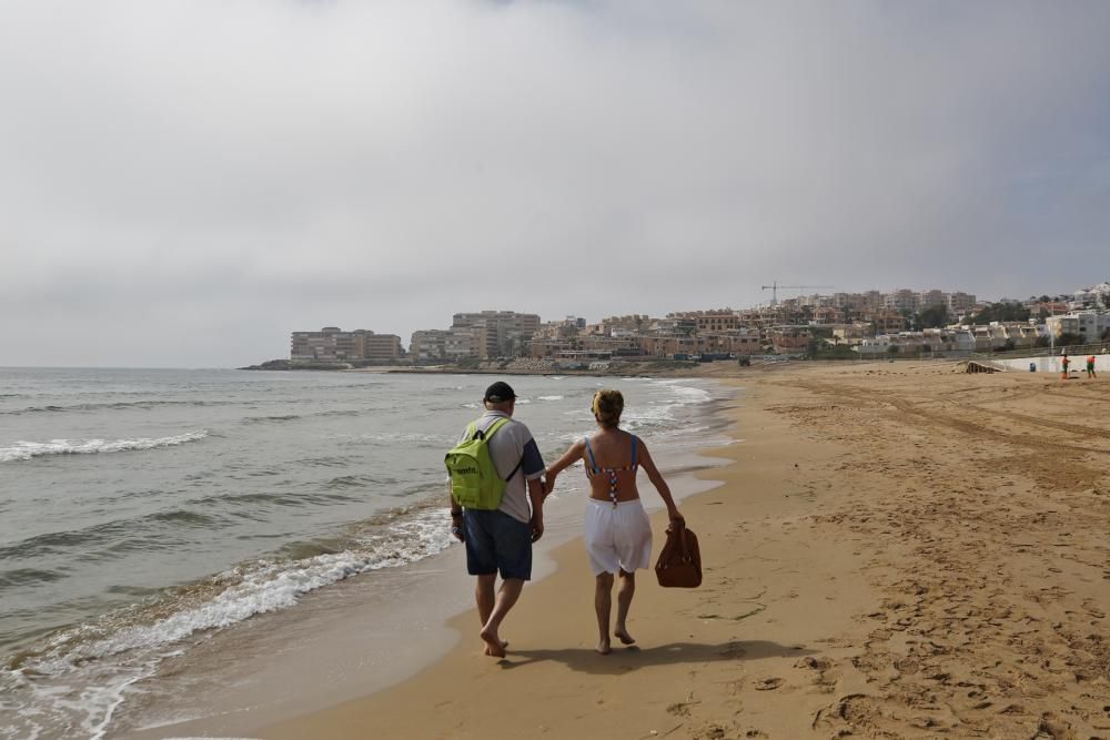 Escasa afluencia a las playas de Torrevieja el primer día de reapertura para paseo y práctica de deporte individual