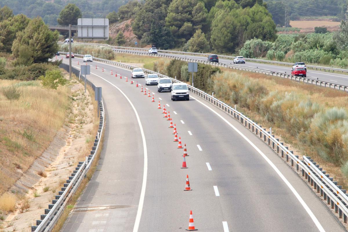 Imatge dels cons que s'han col·locat a la sortida de Montblanc de l'AP-2 en sentit Barcelona i que anul·len un carril de circulació