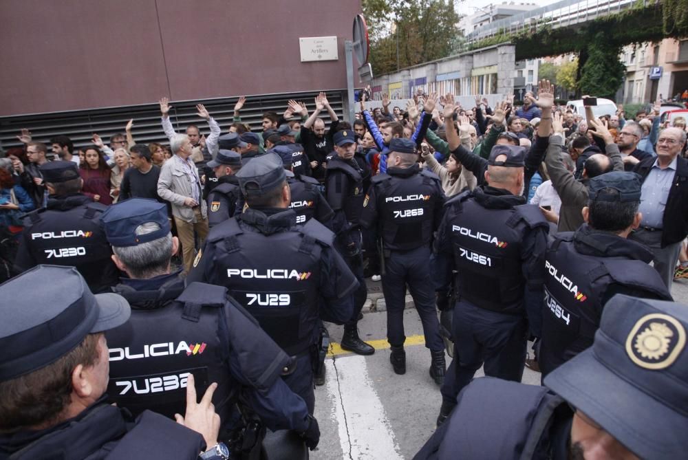 Guàrdia Civil i Policia Nacional desallotgen amb violència col·legis electorals gironins