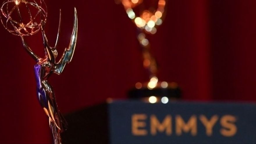 Estatuilla y logo de los premios Emmy.