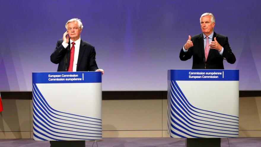 Los negociadores Michael Barnier, a la derecha, y David Davis.