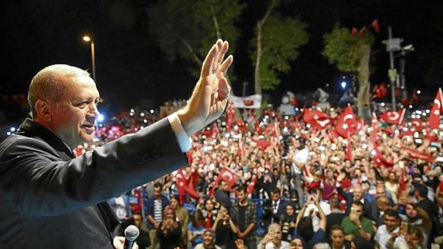 El president Erdogan saluda els seus partidaris