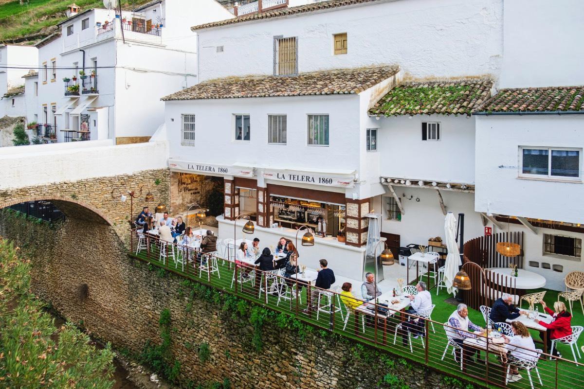 Las terrazas llenas de vida en Setenil de las Bodegas (Cádiz)