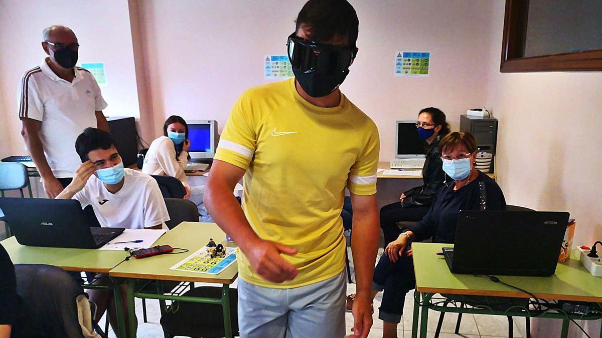 Un alumno de la autoescuela Autes, con las gafas de simulación de consumo de drogas.