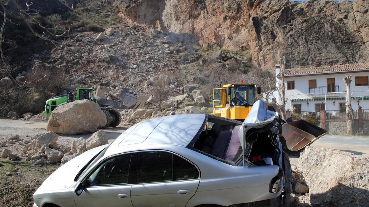 Cinco heridos por un desprendimiento de ladera en la carretera a Sierra Nevada.