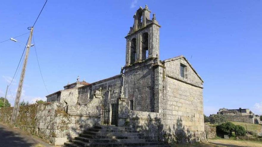 Iglesia de San Pedro, a 100 metros al norte del castillo de Maceda. // Jesús Regal
