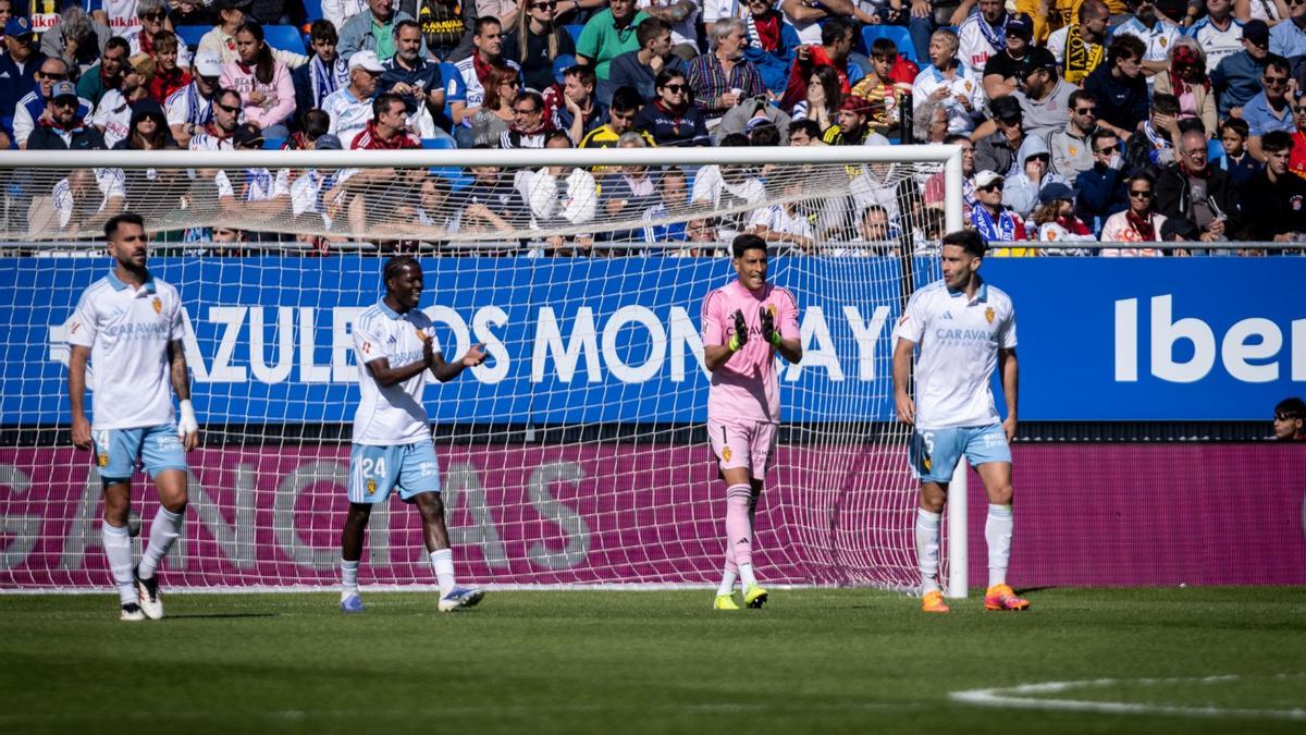 Los jugadores del Real Zaragoza tratan de animarse tras un gol recibido