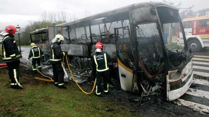 Autobús escolar que sufrió el incendio en Teo. / EFE