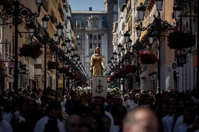 Cristo Resucitado y la Virgen se encuentran en la plaza del Pilar en un glorioso cierre de la Semana Santa de Zaragoza