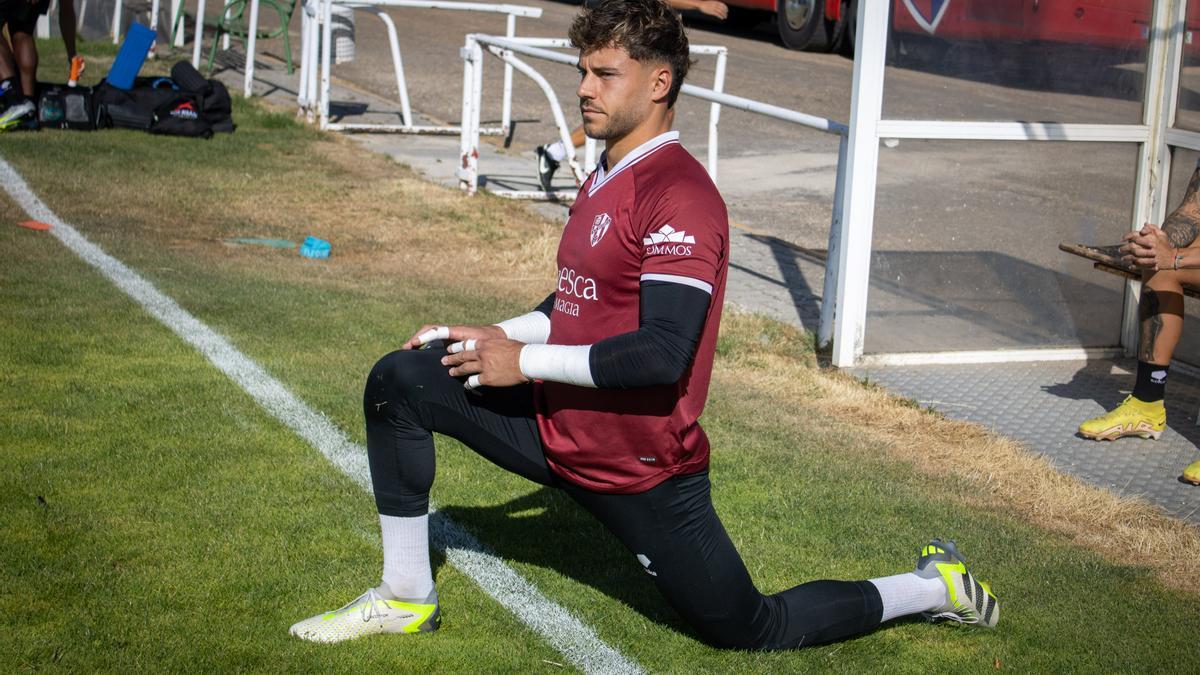 El meta Álvaro realiza estiramientos en el último entrenamiento previo al partido en Burgos.