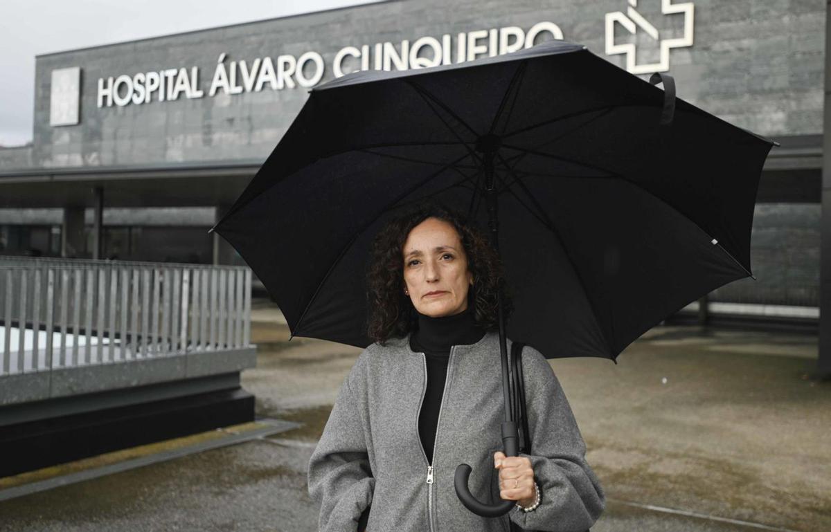 Lucía Soliño, ayer, antes de entrar a visitar a su hija, como todas las tardes |  Pablo H. Gamarra