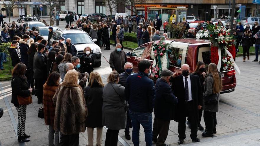 Jesús Villanueva, recibe condolencias a su llegada a la iglesia de Santo Tomás.