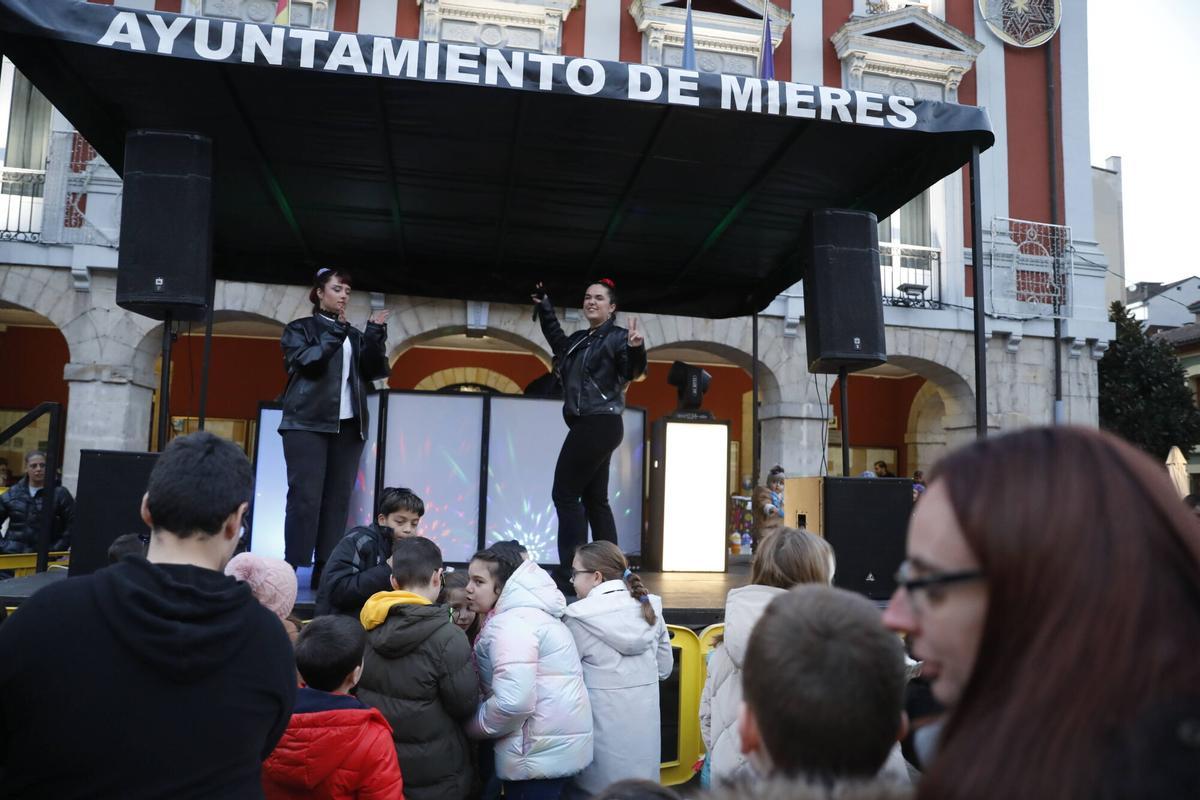 Las familias de Mieres, disfrutando de la Nochevieja Infantil.