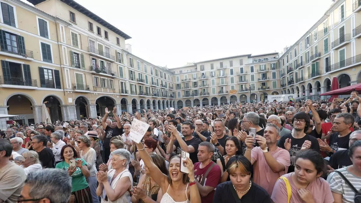 Mallorca canta una 'Balanguera' multitudinaria, vaciada de crítica política